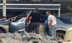 Şanlıurfa'da İlginç Kaza! Hızını Alamayan Araç Kavşağın Üzerine Çıktı