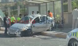 Şanlıurfa'da kontrolden çıkan otomobil durağa daldı: 2 Yaralı