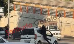 Şanlıurfa’da Kardeş Kavgası Faciaya Dönüyordu! Hareket Eden Aracın Üzerine Asıldı