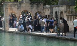 Dünyanın en büyük doğal akvaryumu Balıklıgöl'e haftasonu turist akını