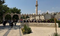 Şanlıurfa'ya  gelen turistler vantilatörlerle serinliyor!