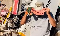 Şanlıurfa'da çöpte bulduğu bayrağı bağrına basan işçi takdir topladı