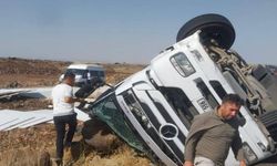 Şanlıurfa'da Mobilya Yüklü Tır Otoyola Devrildi: 1 Yaralı!