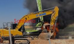 Şanlıurfa'da beton dökümü sırasında iş makinesi alev aldı