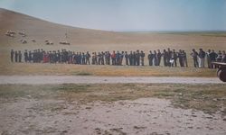 Şanlıurfa’da 40 Yıl Sonra Ortaya Çıkan Görüntü Duygulandırdı! Öğretmen Ve Öğrencileri Yeniden Buluştu