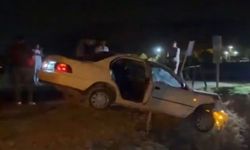 Şanlıurfa’da kontrolden çıkan araç köprüde asılı kaldı!