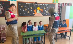 Şanlıurfa jandarma hem sahada hem de okullarda çocukların yanında!