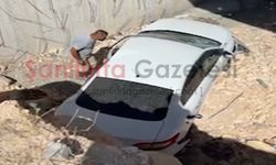 Şanlıurfa’da kontrolden çıkan otomobil inşaat alanına uçtu: 2 Yaralı!
