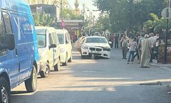 Şanlıurfa’da bu kez görünen kaza: Lüks araba bariyere daldı!