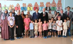 Şanlıurfa Valisi Hasan Şıldak ve İl Millî Eğitim Müdürü Hasan Kökrek, minik öğrencilerin heyecanına ortak oldu