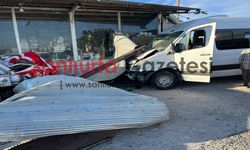 Şanlıurfa'da can pazarı! Kontrolden çıkan işçi servisi dükkana daldı: 10 yaralı!