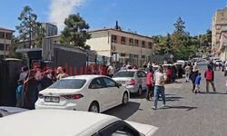 Depremin ardından Şanlıurfa'da aileler okullara koştu