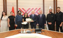 Harran Üniversitesi Rektörü Güllüoğlu ve Vox Humanis Korosu’ndan Ankara çıkarması