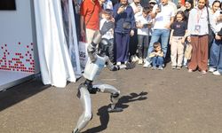 Geleceğin teknolojisi tarihin sıfır noktasında insan seline kapıldı: Şanlıurfalılar robotlara sarılıp türküler yaktı
