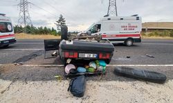 Şanlurfa Bozova’da lastiği kopan otomobil kaza yaptı: Yaralılar var!