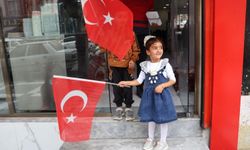 Şanlıurfa’da 29 Ekim Öncesi Dikkat Çeken Çalışma: Türk Bayrakları Dağıtıldı