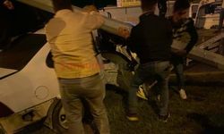 Şanlıurfa'da sürücü elektrik direğine çarptı 3 kişi yaralandı
