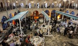 Şanlıurfa’nın Tarihi Mekânında Uluslararası Gece: Barutçu Hanı Konuklarını Ağırladı