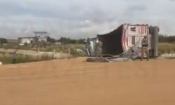 Şanlıurfa Suruç’ta buğday yüklü TIR şarampole devrildi: Facianın eşiğinden dönüldü!