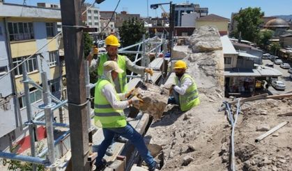 Restorasyon kapsamında Ulu Cami'de taşlar sökülüyor