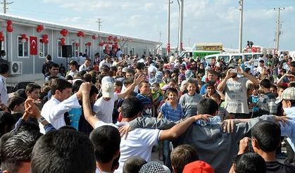 Çadır Kentte Halaylı Okul Açılışı