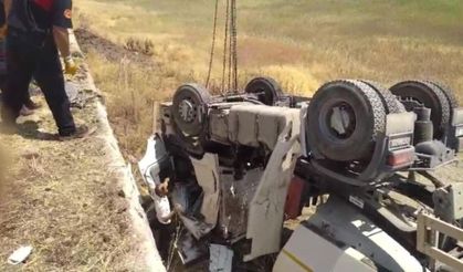 Şanlıurfa Bozova’da Kum Kamyonu Devrildi: 2 Yaralı