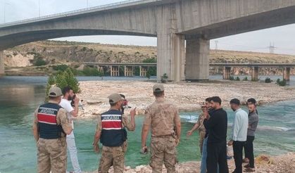 Fırat Nehri’nde Korku Dolu Anlar: 8 Kişi Mahsur Kaldı