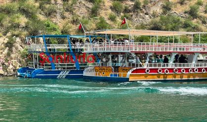 Halfeti’de Arızalanan Tur Teknesindeki Yolcular Jandarma Tarafından Kurtarıldı
