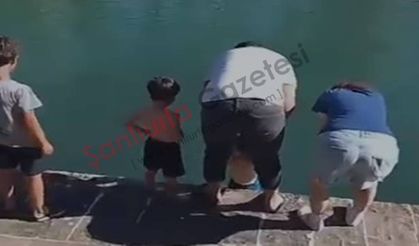 Şanlıurfa Balıklıgöl'de Tepki Çeken Görüntüler: Çocuklarını Çıplak Şekilde Suya Soktu
