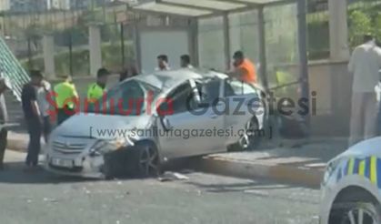Şanlıurfa'da kontrolden çıkan otomobil durağa daldı: 2 Yaralı
