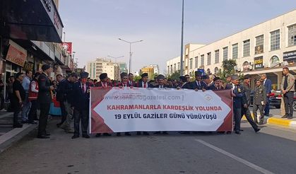 Cumhuriyet Caddesi'nde tarihi anlar: Şanlıurfa kahramanlarla omuz omuz yürüdü!