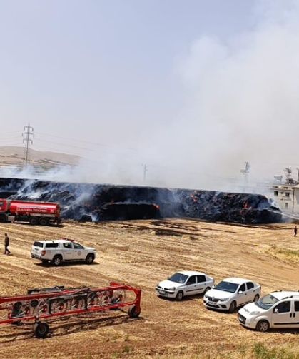 Şanlıurfa Yusuf Köyü'nde Saman Yangını: 8 Araçla Müdahale