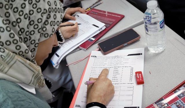 Farklı renk ve kültürlerden insanlar Türkçe'yi, SAMEK'le öğreniyor