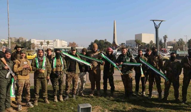 Suriyeli komutanlardan göçmenlere çağrı: 'Memleketimiz yeniden bizim oldu, ülkemize dönün'