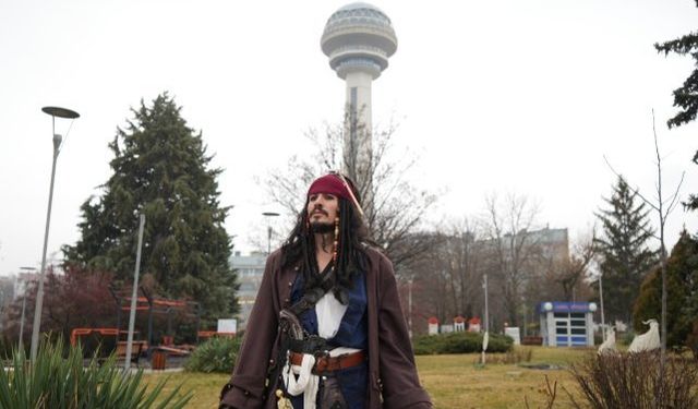 Jack Sparrow Kostümüyle Ankara Oyun Havaları Sergileyen Ersin Tarhan, Başkentlileri Büyüledi