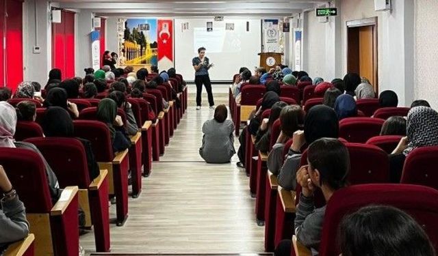 Yeşilay Şanlıurfa Şubesi'nden Öğrencilere "Teknoloji Bağımlılığı" Semineri!