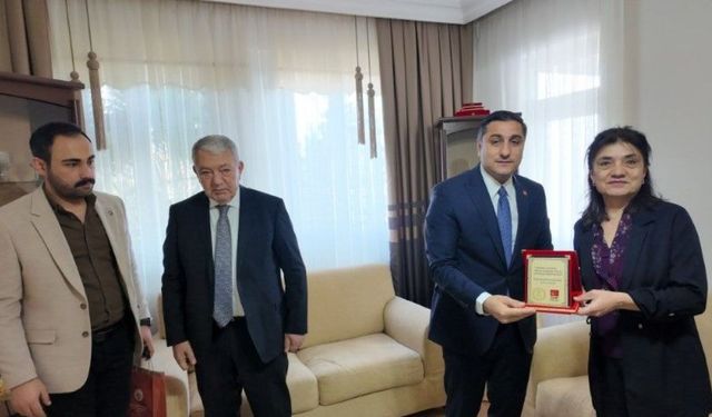 Şanlıurfa’da Ferhat Karadağ Öğretmenlere Çiçek Ve Plaket Takdim Etti!