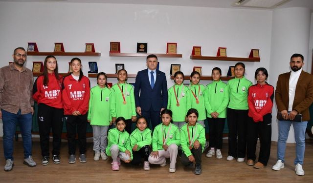 Suruç’un Kızları Tarih Yazdı: Hokey U-14 Ligi’ne Yükseldiler!