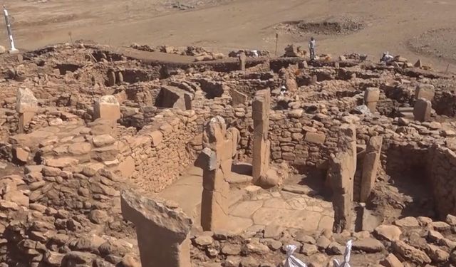 Şanlıurfa’daki Karahantepe Ören Yeri’nde Amfi Tiyatroyu Andıran Neolitik Yapı Ortaya Çıkarıldı!