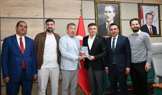 Tanju Çolak’tan İl Milli Eğitim Müdürü Asım Sultanoğlu’na Kitap Hediyesi