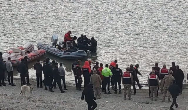 Van’da Baraja Uçan Otomobilde Cansız Beden Bulundu!