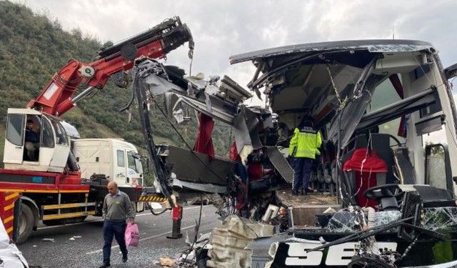 Şanlıurfa Adana Otoyolunda Feci Otobüs Kazası: 6 Ölü, 11 Yaralı!