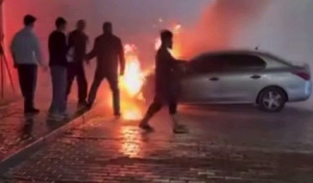 Gaziantep’te Park Halindeki Otomobil Alev Alev Yandı!