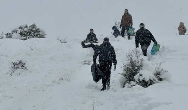 Karla İlk Kez Tanışan Üniversite Öğrencileri Düzce'de Eğlenceye Doydu