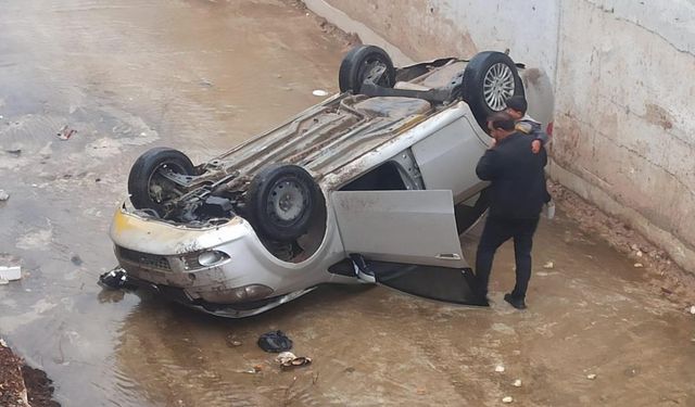 Şanlıurfa'da Dereye Düşen Otomobilde Baba ve Oğlu Yaralandı