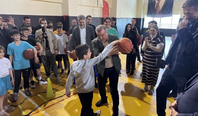 Spor Bakanı Osman Aşkın Bak, Şanlıurfa'da Gençlerle Basketbol Oynayıp Güreş Tuttu!