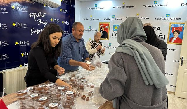 Şanlıurfa İYİ Parti, Berat Kandili'nde Vatandaşlara Tatlı Dağıttı