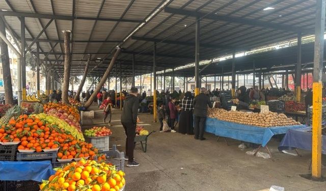 "Şanlıurfa'da Pazarda Tezgâhlar Dolup Taşıyor, Sepetler Boş Dönüyor!" (video)