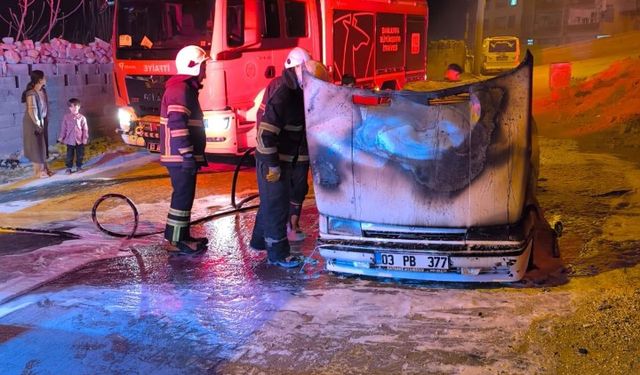 Şanlıurfa Eyyübiye'de Araç Alev Aldı