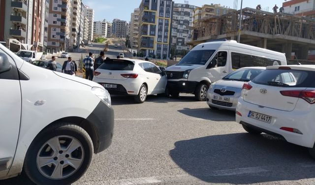 Karaköprü'de Zincirleme Kaza: Öğrenci Servisi ve İki Araç Çarpıştı